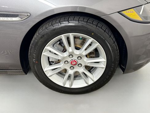 Used 2018 Jaguar XE Premium image 32