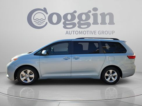 Used 2017 Toyota Sienna LE FWD image 3