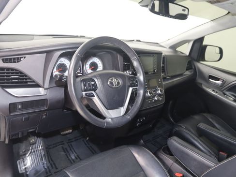 Used 2018 Toyota Sienna SE FWD image 25
