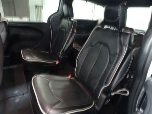 Certified 2025 Chrysler Pacifica Limited FWD image 4