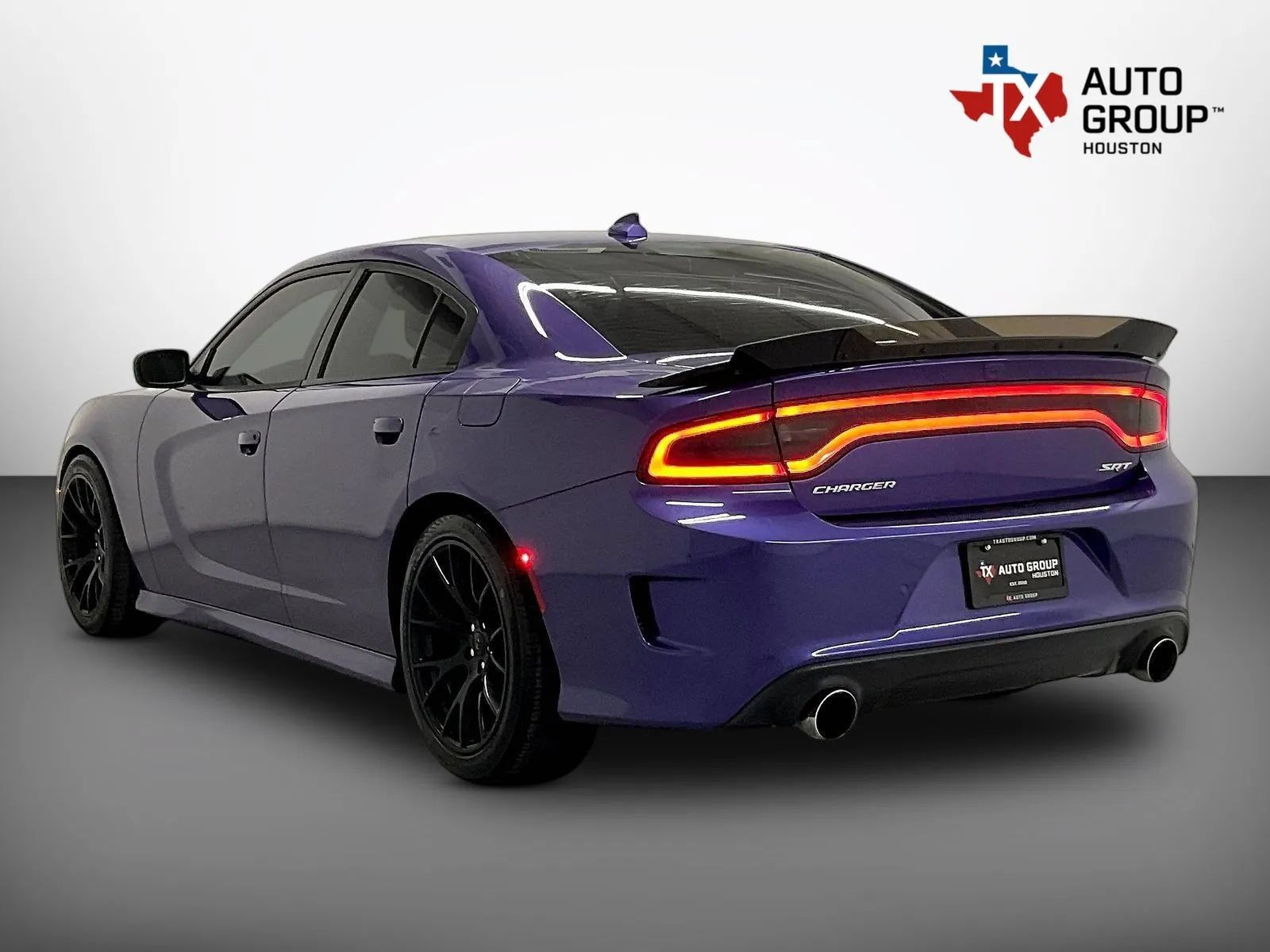Used 2016 Dodge Charger SRT RWD image 3