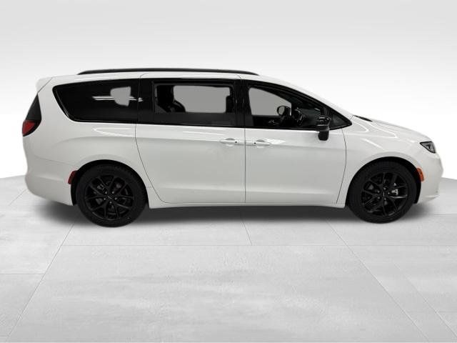 Used 2025 Chrysler Pacifica Limited FWD image 4