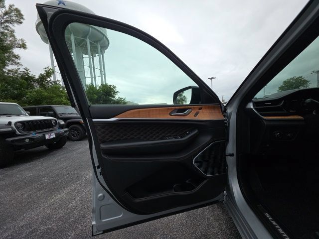 Used 2025 Jeep Grand Cherokee L Summit AWD/4WD image 7