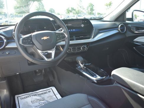 Used 2025 Chevrolet Trax LT w/ LT Convenience Package FWD image 18