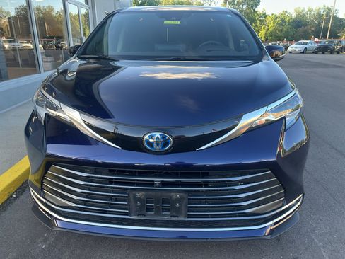 Used 2022 Toyota Sienna Platinum AWD/4WD image 2