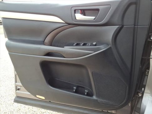 Used 2017 Toyota Highlander XLE image 33