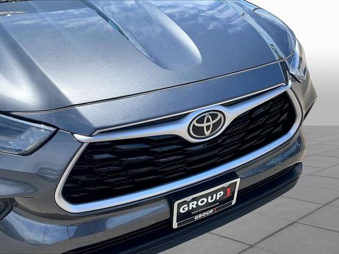 Used 2022 Toyota Highlander XLE AWD/4WD image 29