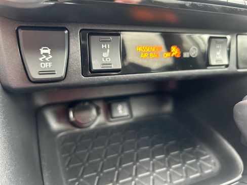 Certified 2021 Toyota RAV4 XLE Premium AWD/4WD image 31