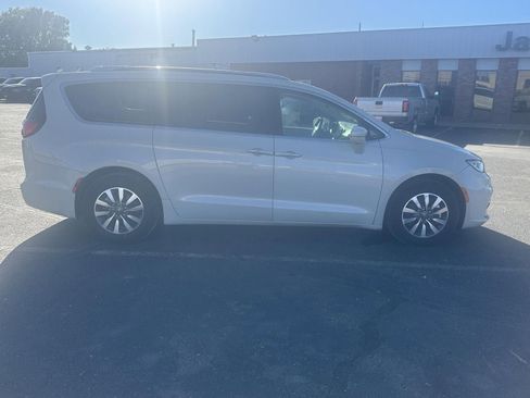 Used 2021 Chrysler Pacifica Touring-L image 11