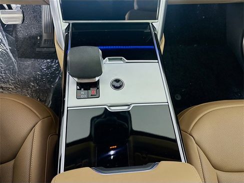 New 2025 Land Rover Range Rover Long Wheelbase SE image 18