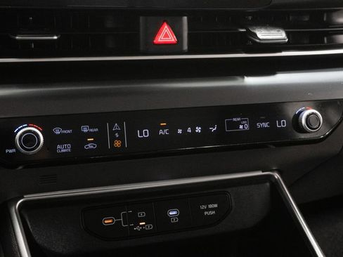Used 2025 Kia Carnival FWD image 23