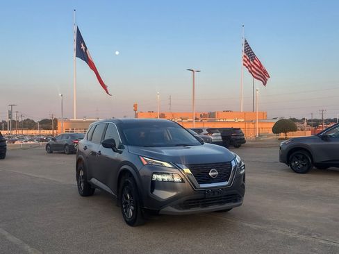 Used 2023 Nissan Rogue S FWD image 2