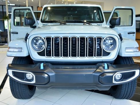Used 2024 Jeep Wrangler Unlimited Sahara w/ Technology Group AWD/4WD image 2