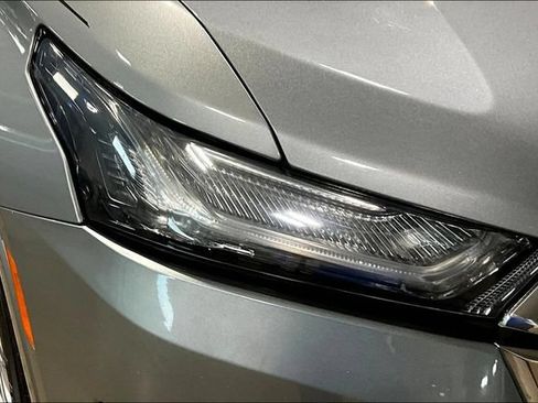 Used 2023 Chevrolet Traverse Premier FWD image 31