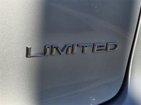 Used 2024 Chrysler Pacifica Limited image 19