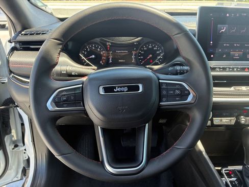 Used 2025 Jeep Compass Trailhawk AWD/4WD image 27