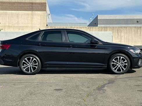 Used 2022 Volkswagen Jetta Sport image 6