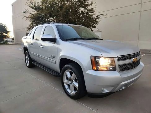 Used 2013 Chevrolet Avalanche LT w/ Texas Edition image 9