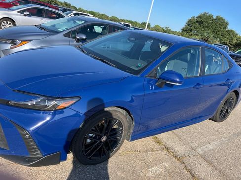 Used 2025 Toyota Camry SE FWD image 4