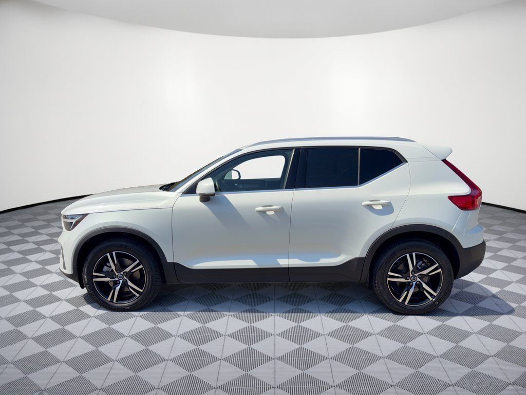 Used 2025 Volvo XC40 B5 Core AWD/4WD image 2