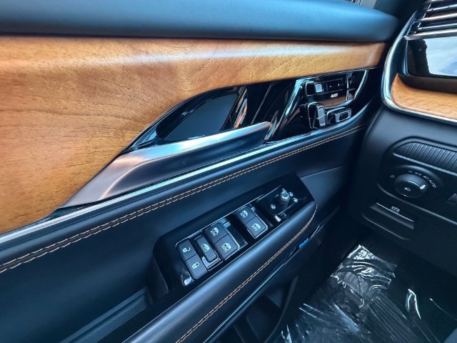 Used 2023 Jeep Grand Wagoneer Series III AWD/4WD image 11