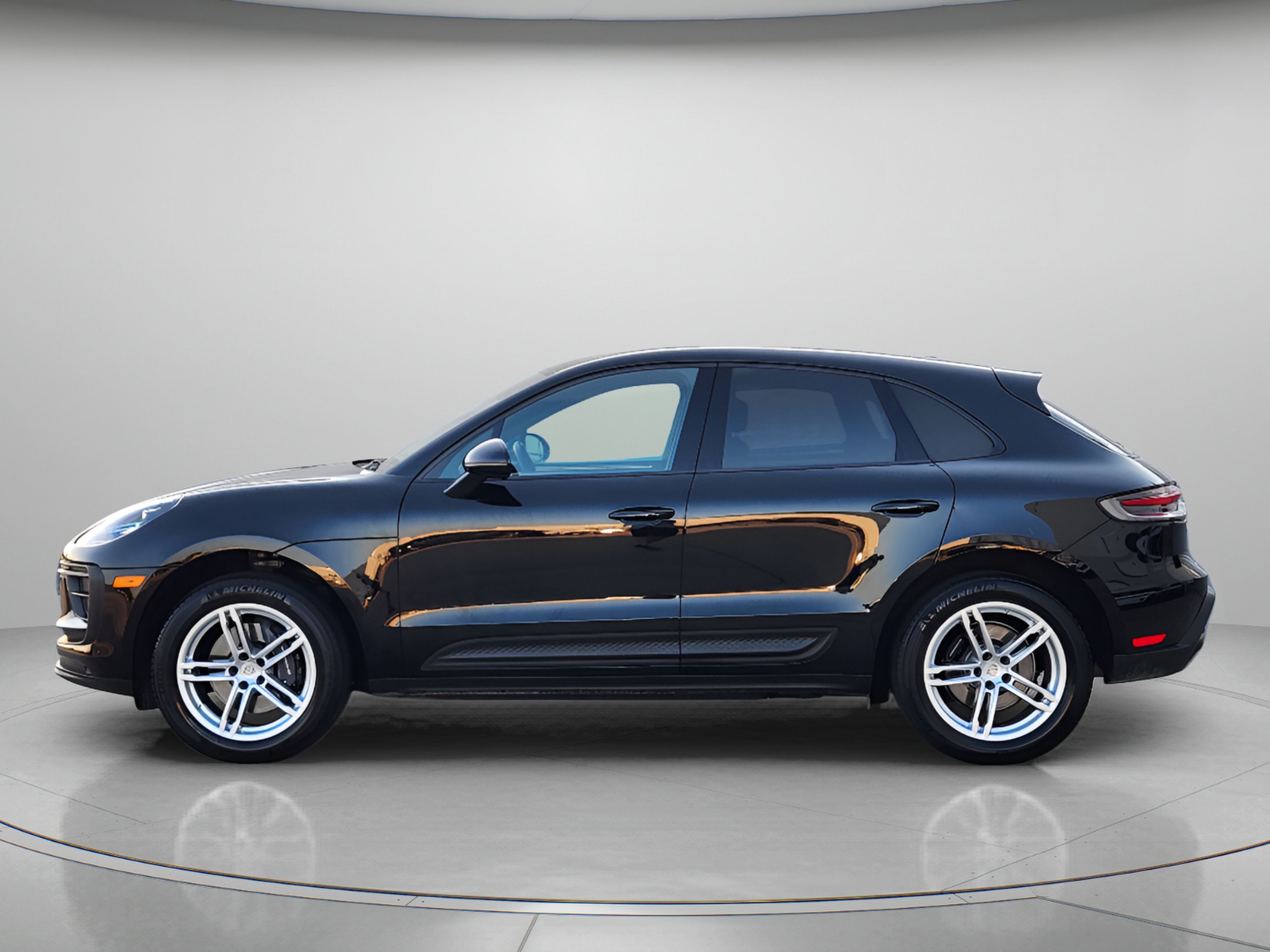 Used 2024 Porsche Macan AWD/4WD image 2
