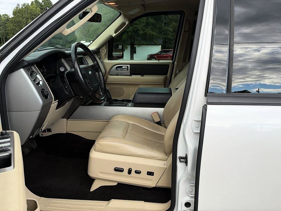Used 2017 Ford Expedition XLT w/ Equipment Group 202A RWD image 17