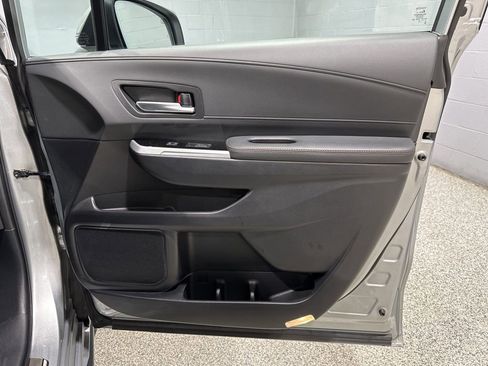 Used 2025 Toyota Sienna Platinum image 17