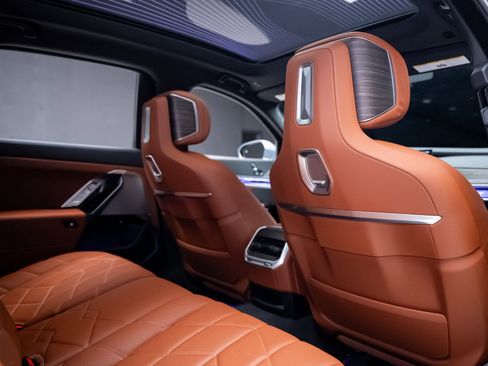 Used 2023 BMW i7 xDrive60 image 69