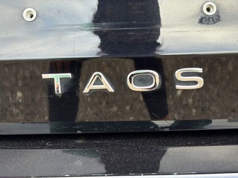 Used 2025 Volkswagen Taos SE FWD image 11