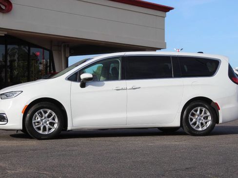Used 2023 Chrysler Pacifica Touring-L FWD image 6