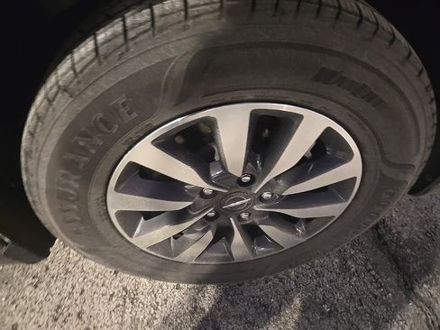 Used 2023 Chrysler Pacifica Limited image 6