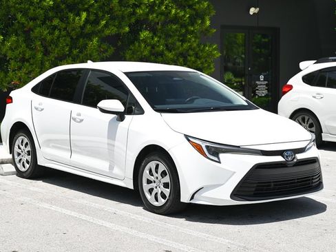 Used 2024 Toyota Corolla LE FWD image 3