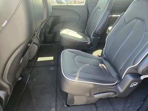 New 2027 Chrysler Pacifica Limited FWD image 8