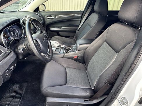 Used 2019 Chrysler 300 Touring w/ Chrome Appearance Package image 4