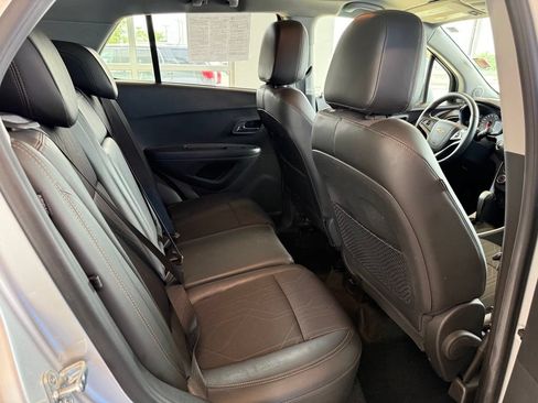 Used 2020 Chevrolet Trax LT w/ LT Convenience Package FWD image 10