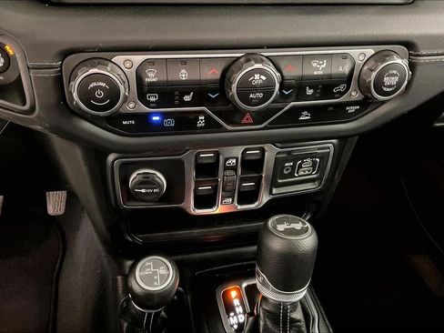 Used 2024 Jeep Wrangler Unlimited Sahara AWD/4WD image 15