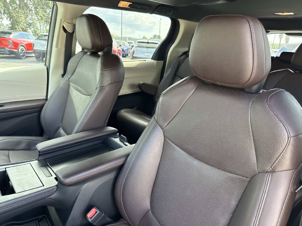 Used 2023 Toyota Sienna Platinum AWD/4WD image 33
