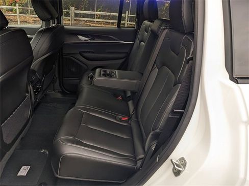New 2025 Jeep Grand Cherokee Limited w/ Black Appearance Package image 10