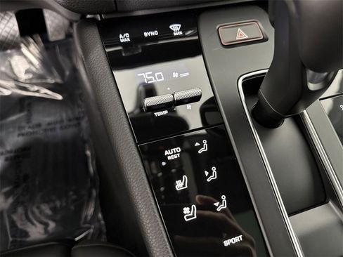 Certified 2025 Porsche Macan image 31