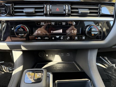 Used 2025 Nissan Pathfinder SL w/ SL Premium Package FWD image 23