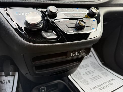 Used 2023 Chrysler Pacifica Touring-L w/ S Appearance Package image 31