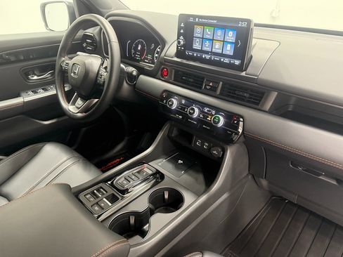 Used 2025 Honda Pilot TrailSport image 26