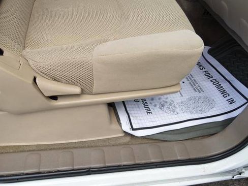 Used 2013 Nissan Frontier SV image 27