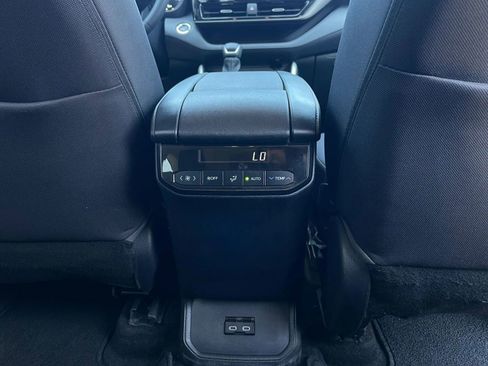 Used 2023 Toyota Highlander LE FWD image 11