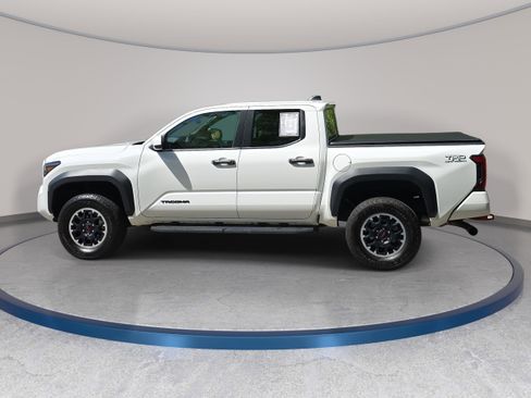 Certified 2024 Toyota Tacoma TRD Off-Road AWD/4WD image 8