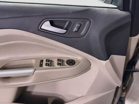 Used 2017 Ford Escape SE w/ Equipment Group 201A FWD image 19
