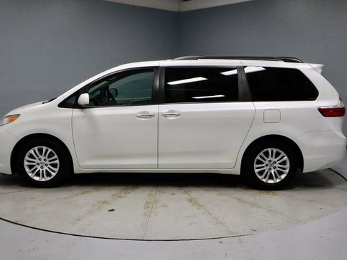 Used 2015 Toyota Sienna XLE Premium image 9