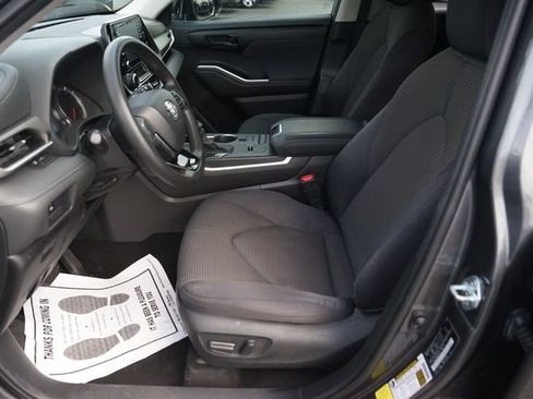 Used 2021 Toyota Highlander L FWD image 9