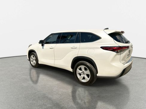 Used 2022 Toyota Highlander LE FWD image 6
